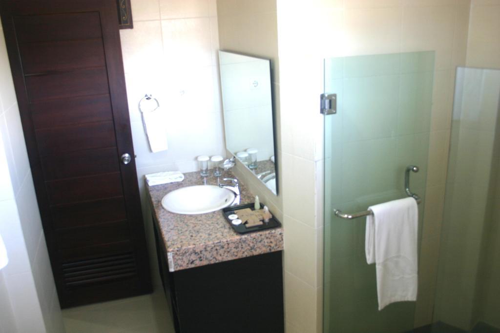 Royal Mamberamo Hotel Sorong Pokoj fotografie